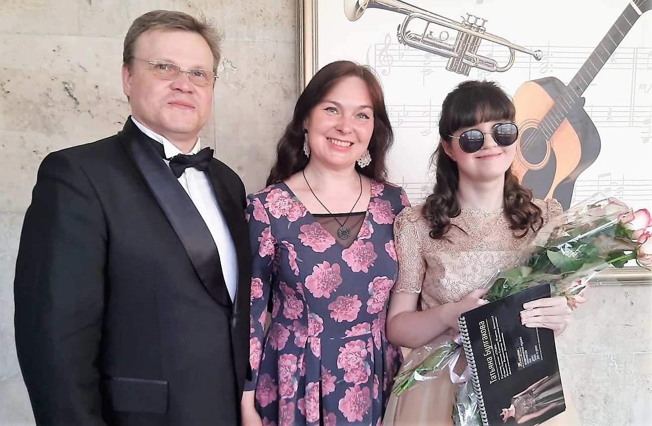 За кулисами
